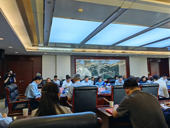 公司總經(jīng)理應(yīng)邀參加市政府第15次常務(wù)會(huì)議